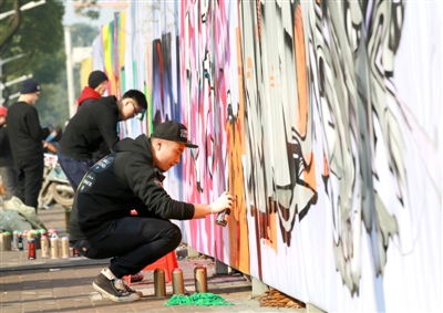 江南城區(qū)臨沅路上，涂鴉愛好者正在進(jìn)行街頭涂鴉藝術(shù)創(chuàng)作